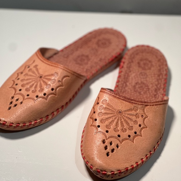 Handmade Moroccan leather slippers - Picture 1 of 4